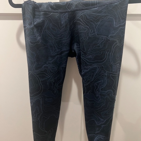 Peloton WITH Women’s Reversible Blue Ombré Capris leggings - MEDIUM - Picture 4 of 5